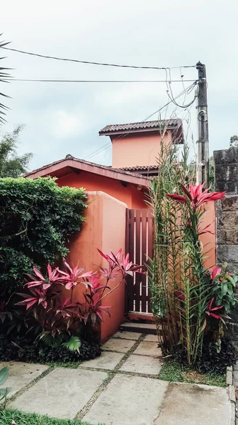 Ubatuba ブラジル Circa 2019年9月 ピンク色の桃の色の家と庭 サンパウロ州の大西洋岸にあるUbatuba市の木 — ストック写真