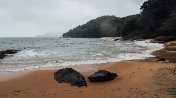 Ubatuba Brazilië Circa September 2019 Zandstrand Rotsen Met Een Mistige — Stockfoto