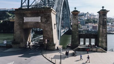PORTO, PORTUGAL - 13 Mart 2020: I. Luis Köprüsü ve pek çok martıyla güneşli bir günde Porto 'nun tarihi merkezinde bulunan Douro Nehri' nin seddi.
