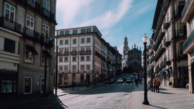 PORTO, PORTUGAL - 13 Mart 2020: Güneşli bir günde Porto 'nun tarihi merkezinde eski bir kasabada geleneksel Portekiz Colofrul cepheli binalar.