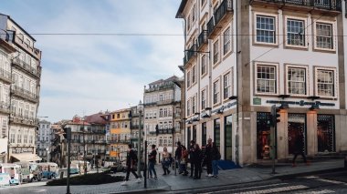 PORTO, PORTUGAL - 13 Mart 2020: Güneşli bir günde Porto 'nun tarihi merkezinde eski bir kasabada geleneksel Portekiz Colofrul cepheli binalar.