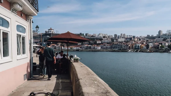 ポルト ポルトガル 2020年3月13日 ポルトの歴史的中心部にあるドゥオーロ川の堤防多くのカモメと晴れた日 — ストック写真