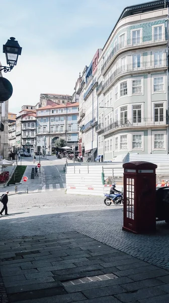 Porto ポルトガル 2020年3月13日 晴れた日にポルトの歴史的中心部にある旧市街の伝統的なポルトガルの植民地時代のファサードを持つ建物 — ストック写真
