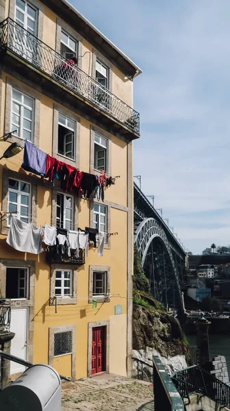 Porto Portugalsko Březen 2020 Budova Žlutými Zdmi Starém Městě Historickém — Stock fotografie