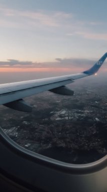 PORTO, PORTUGAL - 13 Mart 2020: Günbatımında uçak penceresinden Porto ve Douro nehrinin manzarası.