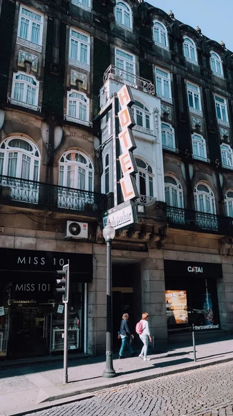 Porto ポルトガル 2020年3月13日 晴れた日にポルトの歴史的中心部にある旧市街の通りにアール デコ様式のファサードを構築する — ストック写真