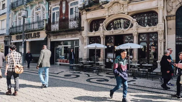 Porto ポルトガル 2020年3月13日 晴れた日にポルトの歴史的中心部にある旧市街のマジェスティックカフェの屋外テーブルと外観 — ストック写真