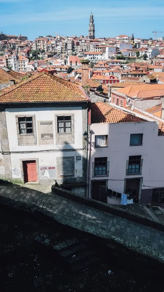 ポルト ポルトガル 2020年3月13日 晴れた日にポルトの歴史的中心部にある旧市街のオレンジ色の赤いタイル張りの屋根と街並みの景色 — ストック写真