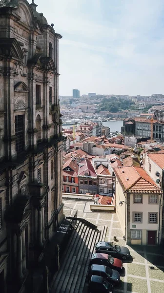 ポルト ポルトガル 2020年3月13日 晴れた日にポルトの歴史的中心部にある旧市街のオレンジ色の赤いタイル張りの屋根と街並みを望む聖ローレンス教会 — ストック写真