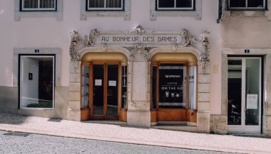 LISBON, PORTUGAL - 15 Mart 2020: Güneşli bir günde Lizbon şehir merkezindeki tarihi eski şehir Alto 'da barok detaylarla mağazaya giriş.