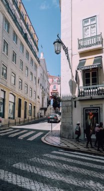 LISBON, PORTUGAL - 15 Mart 2020: güneşli bir günde Lizbon şehir merkezindeki tarihi eski şehir Alto 'da boş sokaklar.