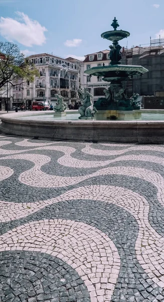 Lisbon ポルトガル 2020年3月15日 晴れた日にリスボンの中心部にある歴史的な旧市街にあるロシオ広場やプラカ ペドロ4世の噴水と古典的な小石 — ストック写真