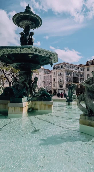 利斯本 波鲁加尔 2020年3月15日 阳光灿烂的里斯本市中心历史古城罗西奥广场 Rossio Square 上的喷泉和经典鹅卵石 — 图库照片