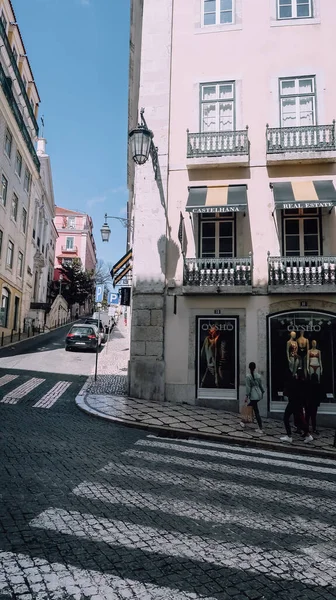 Lisbon ポルトガル 2020年3月15日 晴れた日にリスボンの中心部にある歴史的な旧市街のバリオ アルトの空の通り — ストック写真