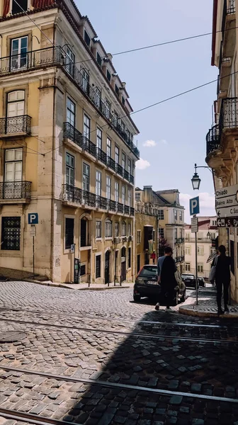 Lisbon ポルトガル 2020年3月15日 晴れた日にリスボンの中心部にある歴史的な旧市街のバリオ アルトの空の通り — ストック写真