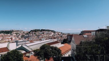 LISBON, PORTUGAL - 16 Mart 2020: Güneşli bir günde Lizbon 'un eski tarihi merkezinin çatılarının havadan görünüşü.