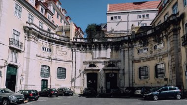 LISBON, PORTUGAL - 16 Mart 2020: Güneşli bir günde Lizbon şehir merkezindeki Barrio Alto ilçesindeki eski bir binanın ön cephesi.