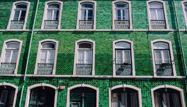LISBON, PORTUGAL - 16 Mart 2020: Güneşli bir günde Lizbon şehir merkezinde, Barrio Alto 'nun tarihi eski kasabasındaki binanın ön cephesinde zümrüt yeşili fayanslar.