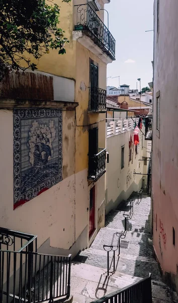 ポルトガルのリスボン 2020年3月15日 晴れた日にリスボンの中心部にある歴史的な旧市街の青いツツジのタイルとレモンの木と空の狭い通り — ストック写真
