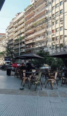 BUENOS AIRES, ARGENTINA - CIRCA ECTOBER 2019: Akşam Buenos Aires 'in orta kesimindeki zengin lüks Ricoleta semtindeki sokaklar ve binalar.