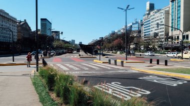 BUENOS AIRES, ARGENTINA - CIRCA ECTOBER 2019: güneşli bir sonbahar gününde Avenida 9 de Julio 'da yaya geçidi.