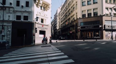 BUENOS AIRES, ARGENTINA - CRCA EKİM 2019: Güneşli bir sonbahar gününde Buenos Aires 'in merkezinde avenida Corrientes.