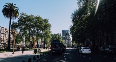 BUENOS AIRES, ARGENTINA - CRCA ECTOBER 2019: Plaza de Mayo ve Casa Rosada, Buenos Aires 'te güneşli bir bahar gününde.