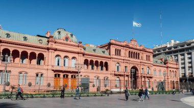 BUENOS AIRES, ARGENTINA - CRCA ECTOBER 2019: Plaza de Mayo ve Casa Rosada, Buenos Aires 'te güneşli bir bahar gününde.