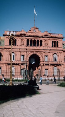 BUENOS AIRES, ARGENTINA - CRCA ECTOBER 2019: Plaza de Mayo ve Casa Rosada, Buenos Aires 'te güneşli bir bahar gününde.