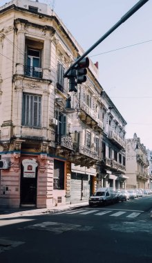 BUENOS AIRES, ARGENTINA - CIRCA ECTOBER 2019: Güneşli bir sonbahar gününde Buenos Aires 'in merkezinde klasik mimari tarzdaki ve caddedeki binalar.