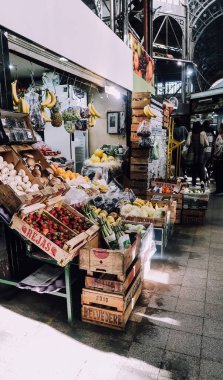 BUENOS AIRES, ARGENTINA - CIRCA ECTOBER 2019: Güneşli bir sonbahar gününde Buenos Aires Palermo Mahallesi Feria de San Telmo pazarındaki insan ve mal.