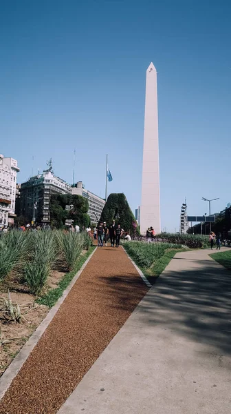 2018年10月10日 布宜诺斯艾利斯标志性的地标方尖碑 在阳光明媚的秋日 有著名的草木标识 — 图库照片
