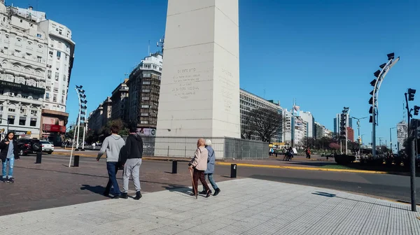 ブエノスアイレス アルゼンチン Circa 10月2019 人々は青い空と晴れた秋の日にブエノスアイレスの象徴的なランドマークObeliskによって歩く — ストック写真