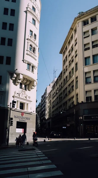 ブエノスアイレス アルゼンチン Circa 10月2019 天気の良い秋の日にブエノスアイレスの中心部にあるAvenida Corrientes — ストック写真