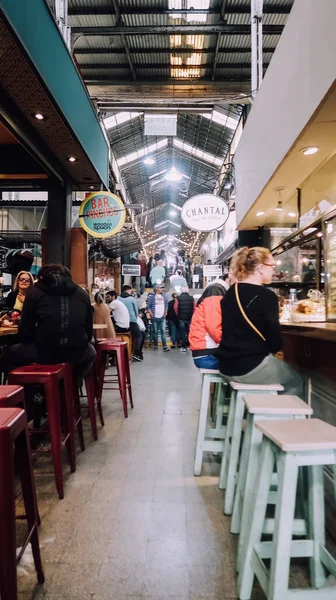 BUENOS AIRES, ARGENTINA - CIRCA ECTOBER 2019: Güneşli bir sonbahar gününde Buenos Aires Palermo Mahallesi Feria de San Telmo pazarındaki insan ve mal.
