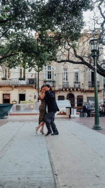 BUENOS AIRES, ARGENTINA - CIRCA ECTOBER 2019: Dansçılar, Buenos Aires 'in merkezinde, San Telmo' daki eski tarihi bir mahallede, Pazar günü sokakta Arjantin tangosu yapıyorlar..