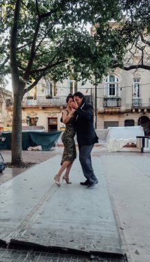 BUENOS AIRES, ARGENTINA - CIRCA ECTOBER 2019: Dansçılar, Buenos Aires 'in merkezinde, San Telmo' daki eski tarihi bir mahallede, Pazar günü sokakta Arjantin tangosu yapıyorlar..