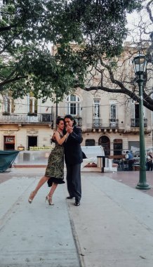 BUENOS AIRES, ARGENTINA - CIRCA ECTOBER 2019: Dansçılar, Buenos Aires 'in merkezinde, San Telmo' daki eski tarihi bir mahallede, Pazar günü sokakta Arjantin tangosu yapıyorlar..