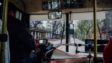 BUENOS AIRES, ARGENTINA - CIRCA ECTOBER 2019: Buenos Aires 'in merkezinde eski bir halk otobüsünün içinden sokağı görmek.