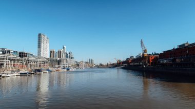 BUENOS AIRES, ARGENTINA - CIRCA ECTOBER 2019: Güneşli bir bahar gününde Buenos Aires 'in merkezinde Puerto Madero Mahallesi' ndeki Ro Darsena Sur nehri boyunca yüksek ofis binaları.