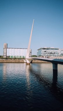 BUENOS AIRES, ARGENTINA - CIRCA ECTOBER 2019: Güneşli bir günde Buenos Aires 'in merkezinde Puente De La Mujer mimarı Santiago Calatrava tarafından tasarlanan ünlü köprü.