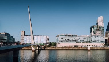 BUENOS AIRES, ARGENTINA - CIRCA ECTOBER 2019: Güneşli bir günde Buenos Aires 'in merkezinde Puente De La Mujer mimarı Santiago Calatrava tarafından tasarlanan ünlü köprü.