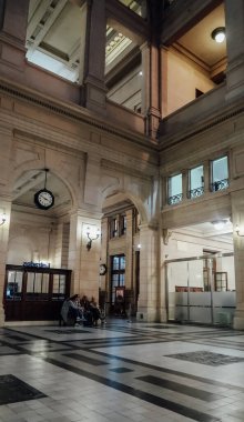 BUENOS AIRES, ARGENTINA - CIRCA ECTOBER 2019: Buenos Aires 'in merkezindeki Kirchner Kültür Merkezi' nde klasik iç mekan, ahşap paneller ve mermer döşemeler.