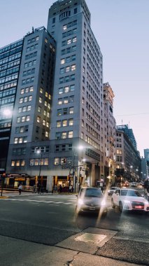 BUENOS AIRES, ARGENTINA - CIRCA ECTOBER 2019: Geceleri Buenos Aires 'in merkezindeki finans bölgesinde sokaklar ve gökdelenler.