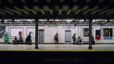 BUENOS AIRES, ARGENTINA - CIRCA ECTOBER 2019: Buenos Aires şehir merkezindeki Subte metro istasyonunda fayanslarla dekore edilmiş.