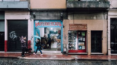 BUENOS AIRES, ARGENTINA - CIRCA ECTOBER 2019: Buenos Aires 'in merkezinde San Telmo Mahallesi.