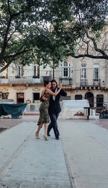 BUENOS AIRES, ARGENTINA - CIRCA ECTOBER 2019: Dansçılar, Buenos Aires 'in merkezinde, San Telmo' daki eski tarihi bir mahallede, Pazar günü sokakta Arjantin tangosu yapıyorlar..