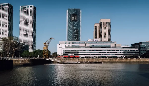 Buenos Aires Argentina Circa Oktober 2019 Hoge Kantoorgebouwen Langs Rivier — Stockfoto