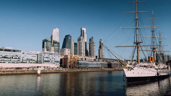 Buenos Aires Argentina Circa October 2019 Magas Irodaházak Folyó Mentén — Stock Fotó