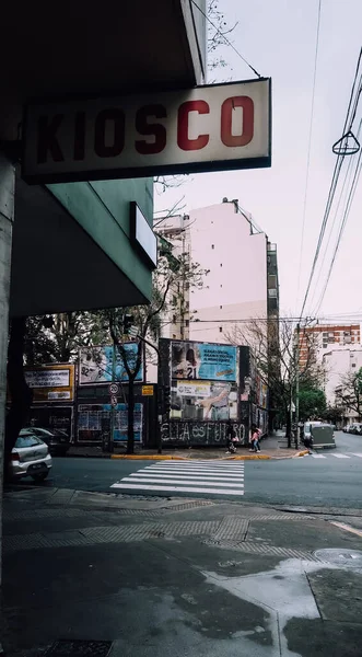 ブエノスアイレス アルゼンチン Circa 10月2019 ブエノスアイレスの中心部にある住宅街の静かな通りにヴィンテージキオスクサイン — ストック写真
